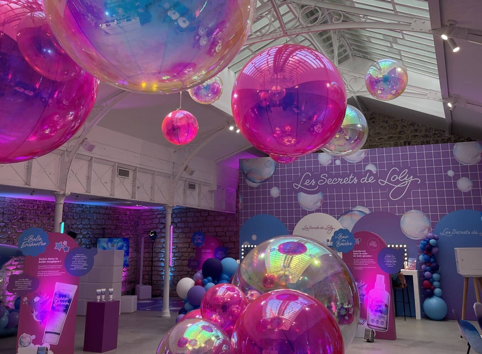 Décoration colorée et festive de l’événement Les Secrets de Loly à Paris, où Votre Barman tenait un bar événementiel enfants.