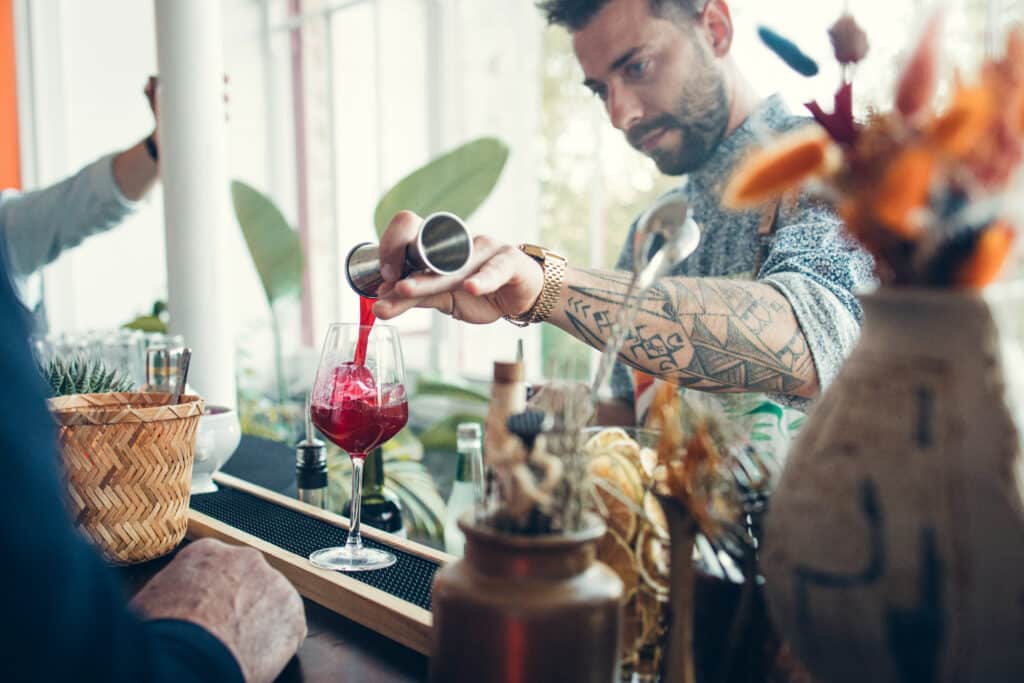 Image de notre barman en action