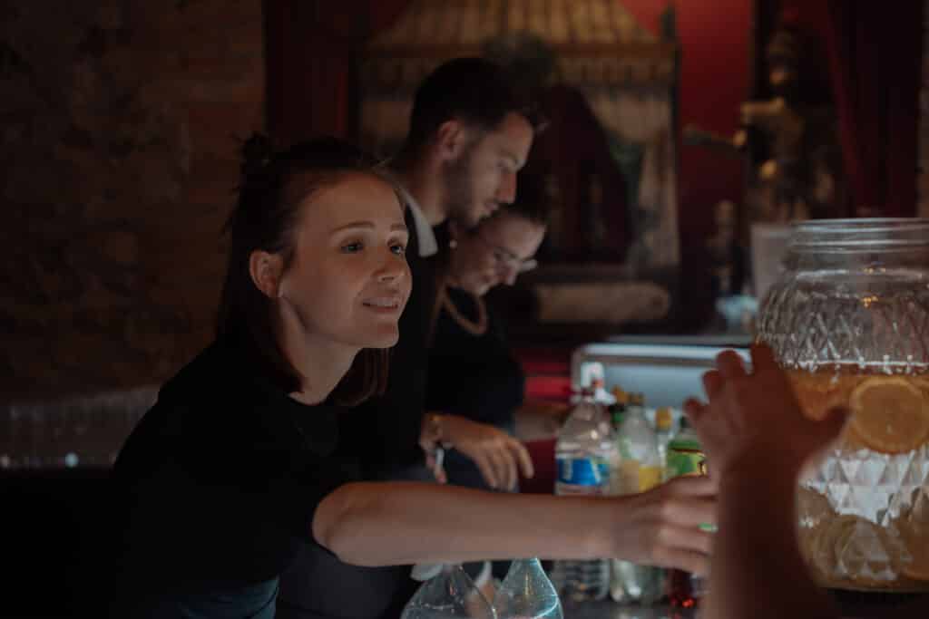 une serveuse entrain de servir
